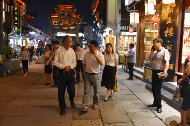 復(fù)星旅游商業(yè)集團(tuán)總經(jīng)理黃旼宇屯溪老街投資考察